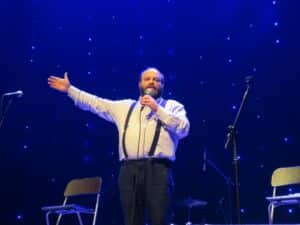 קובי אריאלי במופע סטנדאפ מעולם אחר